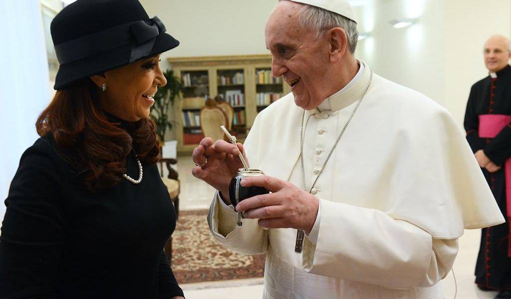 El Papa bromea con los fieles argentinos y les pide mate