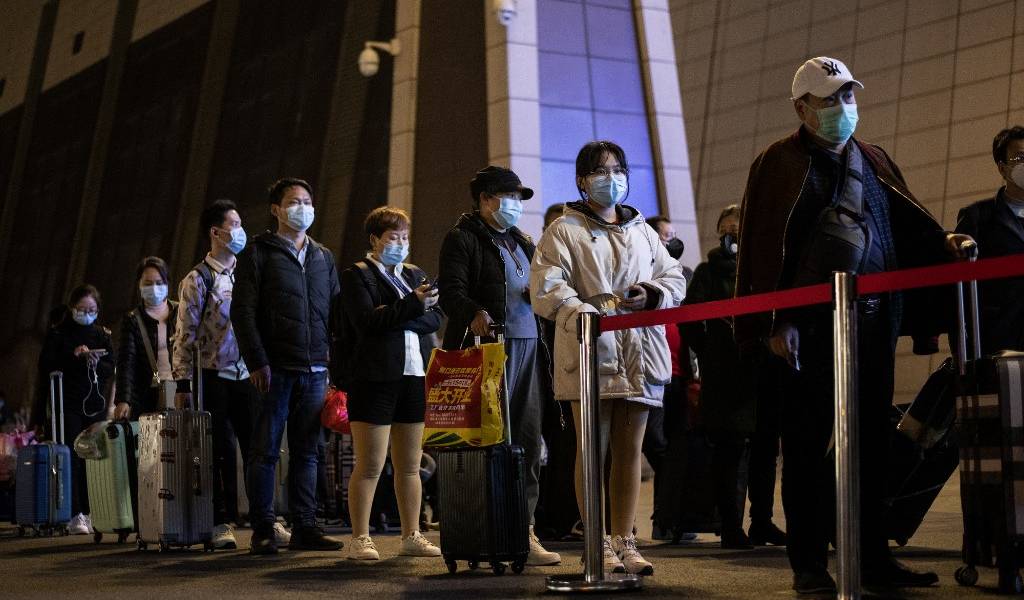 Miles de pasajeros abandonan Wuhan tras 77 días de aislamiento