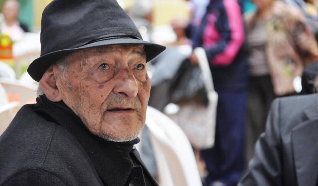 Adultos mayores no pueden inscribirse al plan de vacunación