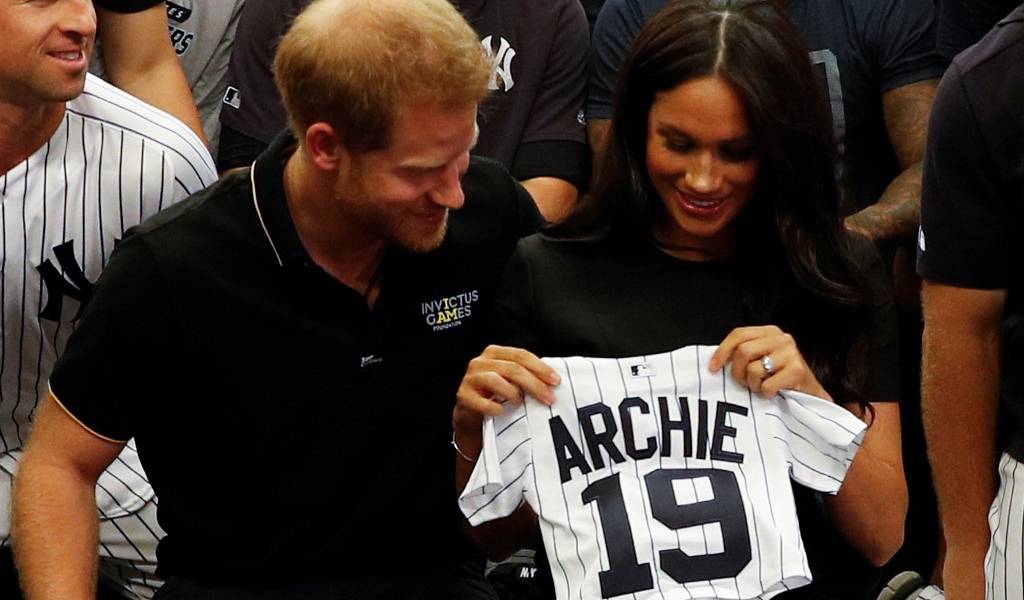 Yankees regalan camiseta al hijo del príncipe Harry y Meghan