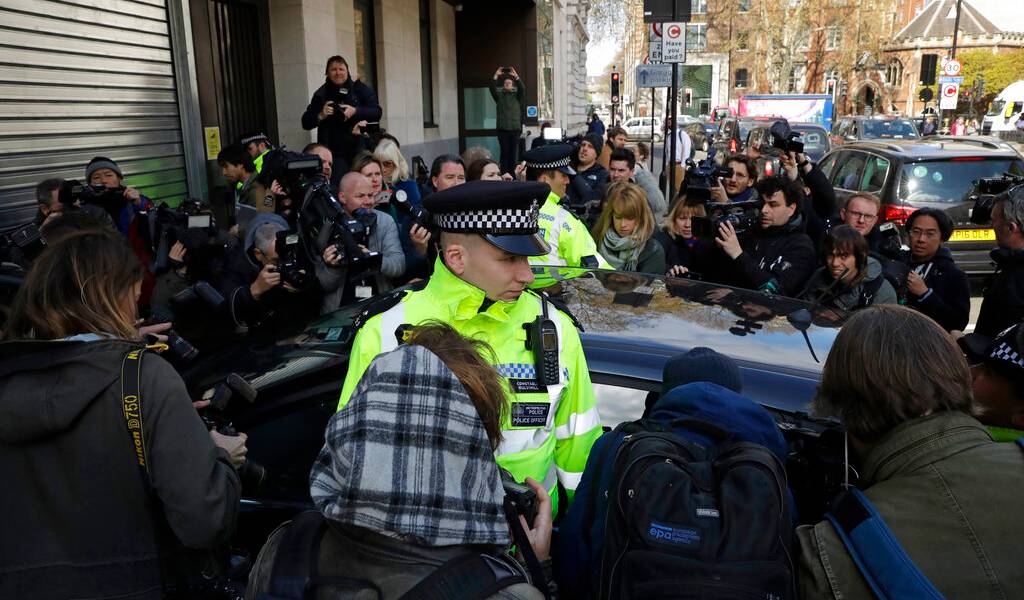 Assange, culpable por violar libertad condicional