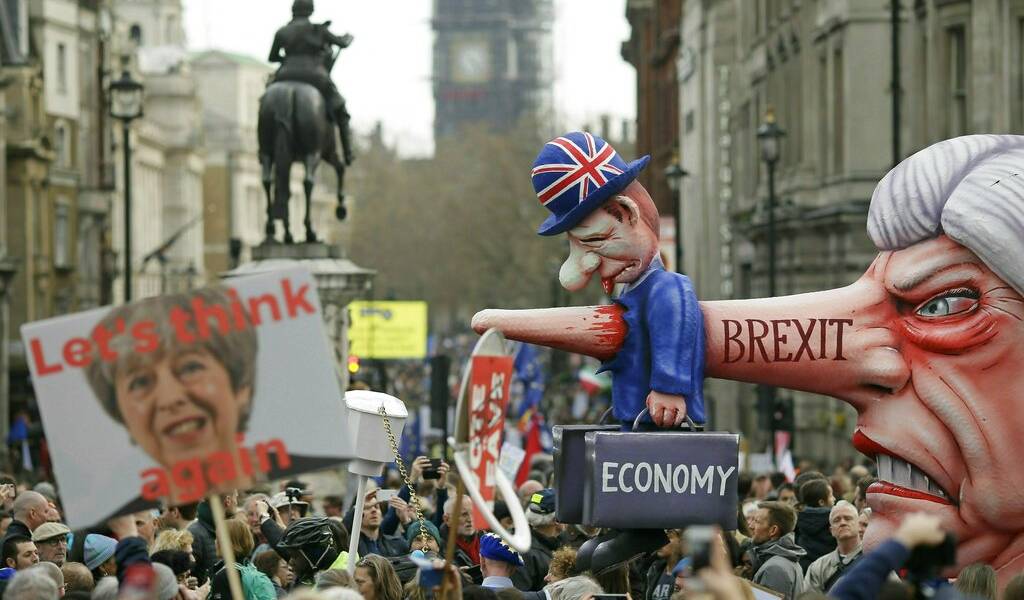 Miles de británicos piden otro referendo para el Brexit