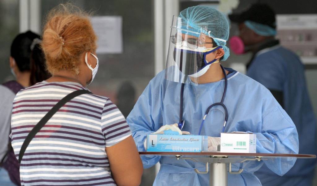 Un cuerpo de salud debilitado enfrenta al COVID-19 en Ecuador