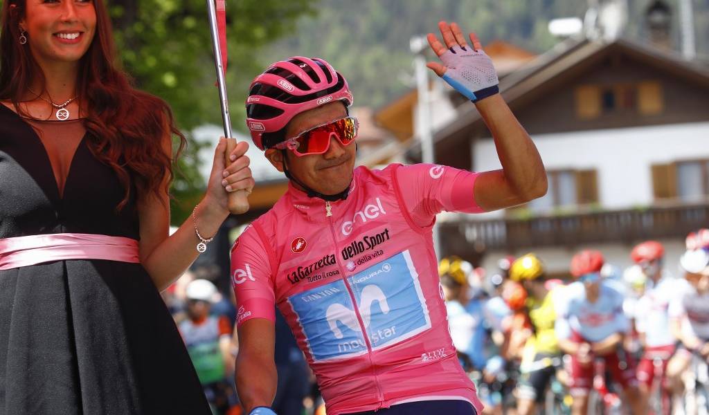 Richard Carapaz recibe una bicicleta rosada como regalo