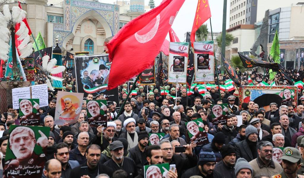 Miles de personas lloran a Soleimani asesinado por EEUU