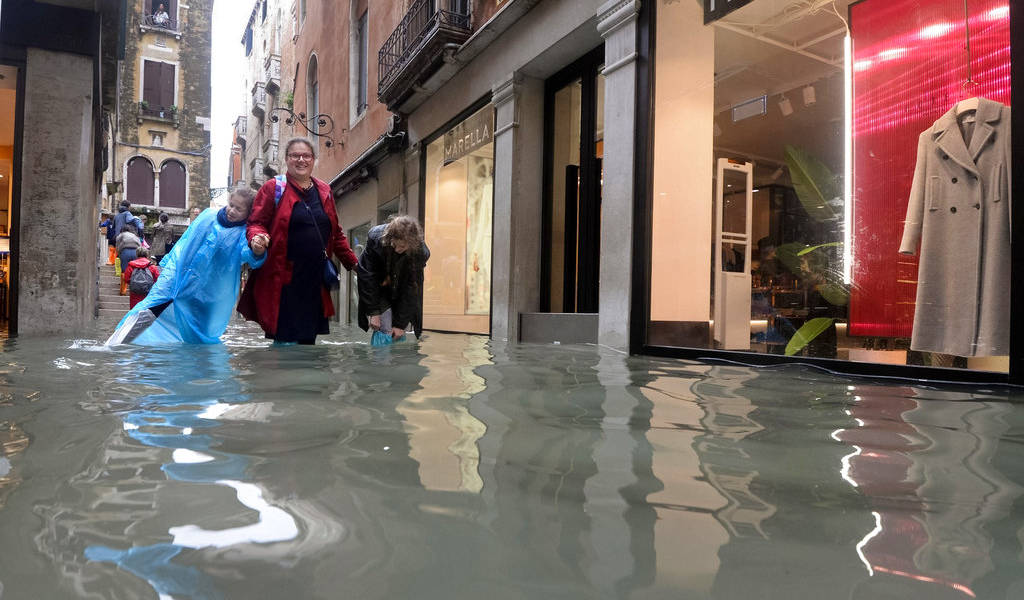 Inundaciones cubren un 70% de Venecia