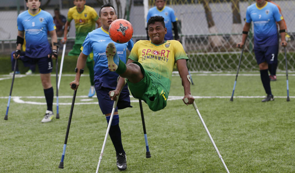 El fútbol se juega con una sola pierna en Quito