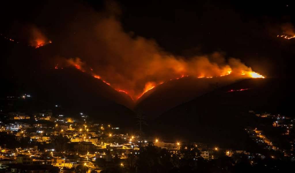 Incendio forestal en Pomasqui continúa activo tras casi 12 horas