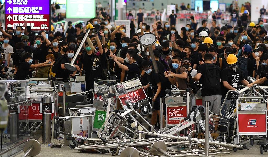 Segundo día de caos en el aeropuerto de Hong Kong por manifestaciones