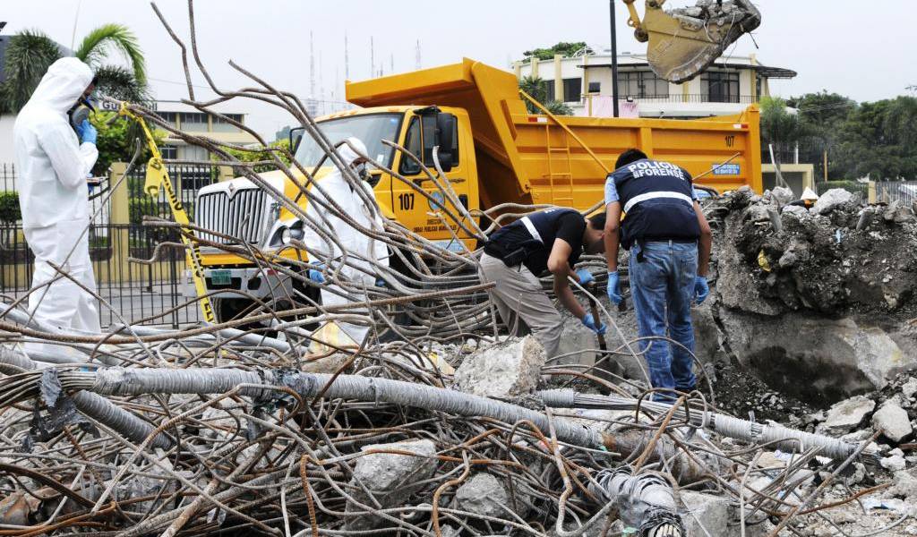 Hallan restos humanos entre escombros del puente caído en Guayaquil