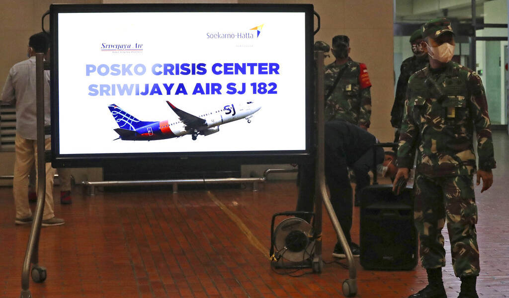 Indonesia busca los restos de un avión con 62 personas que cayó al mar