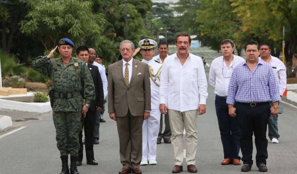 Jarrín no responde a preguntas de familiares de periodistas