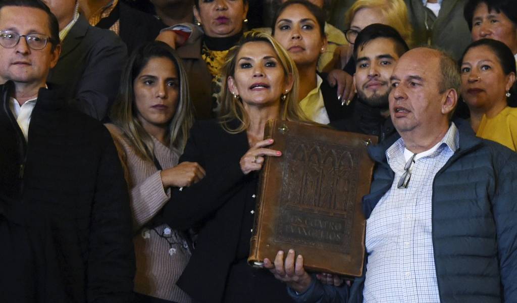 Senadora Jeanine Añez se proclama presidenta de Bolivia