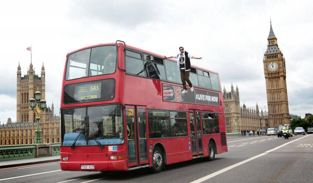 Ilusionista levita junto a un bus en Londres