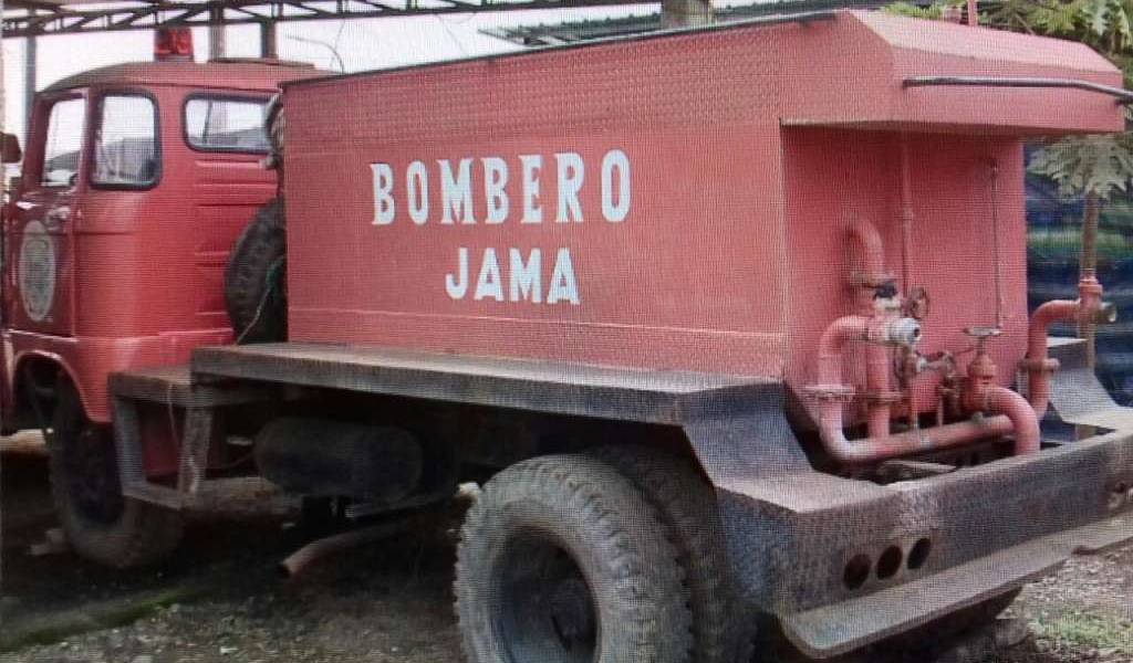 Bomberos de Manabí permanecen en edificios en ruinas