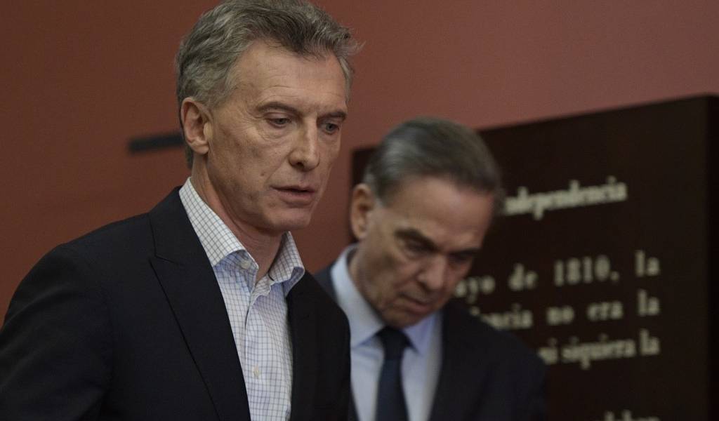 Presidente argentino anuncia aumento salarial y cortes de impuestos