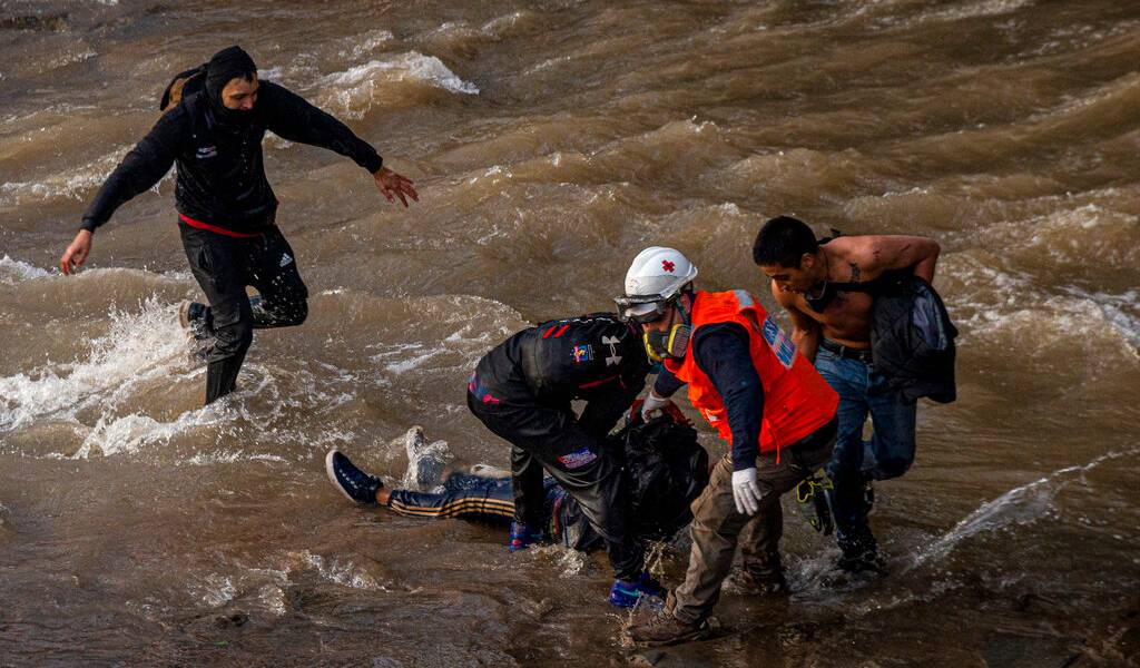 Policía en Chile presuntamente arroja a joven desde puente
