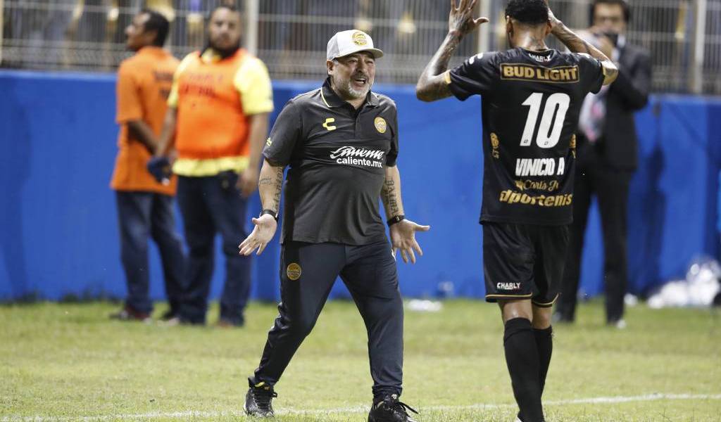 Dorados llega a su juego con Maradona como chofer del bus