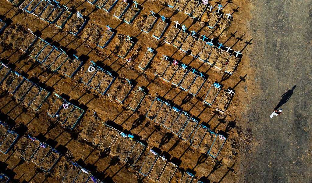 Pandemia sigue acelerándose en el mundo, según OMS