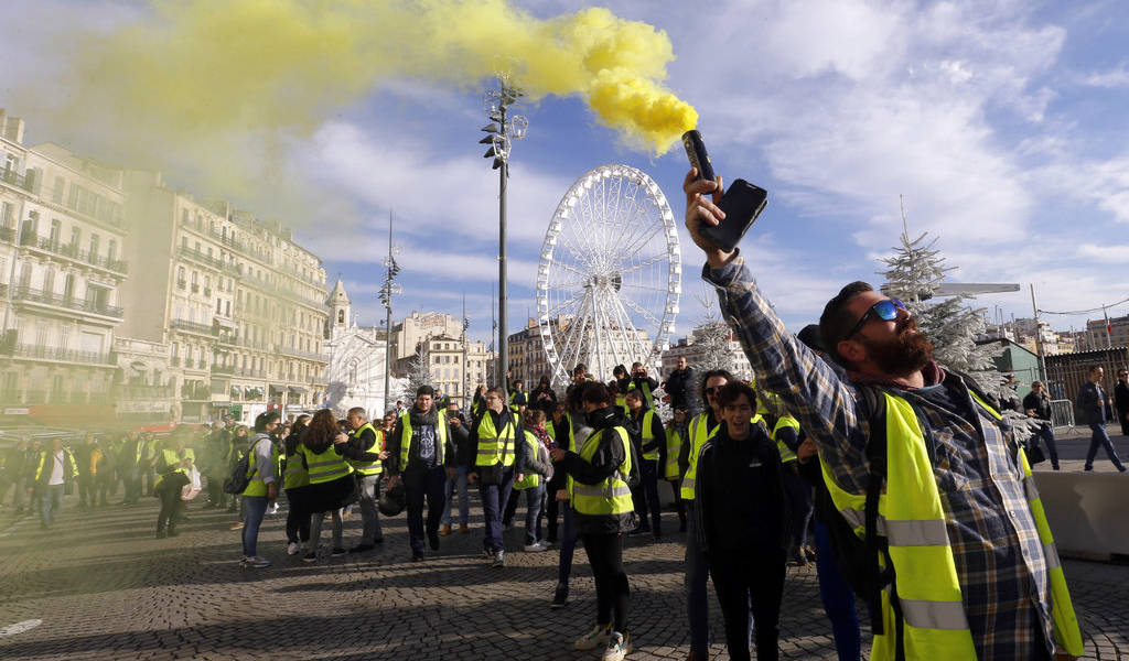 Francia suspende subida del combustible tras protestas