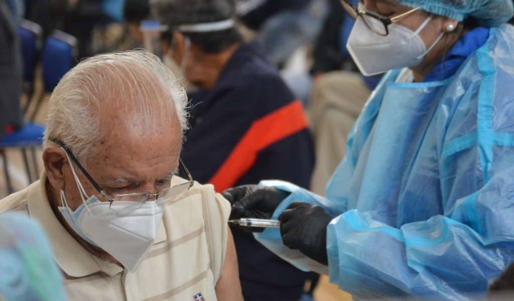 Tras retrasos, pocos adultos mayores se vacunaron en Quito