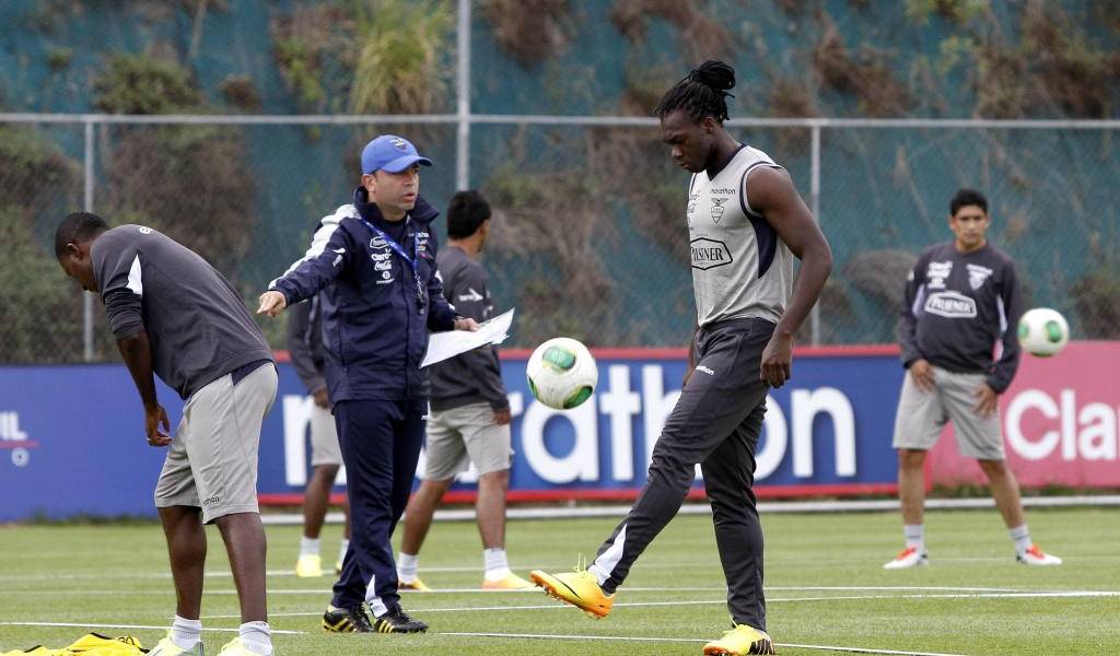La &#039;Tri&#039; completa entrena a puertas cerradas en la Casa de la Selección
