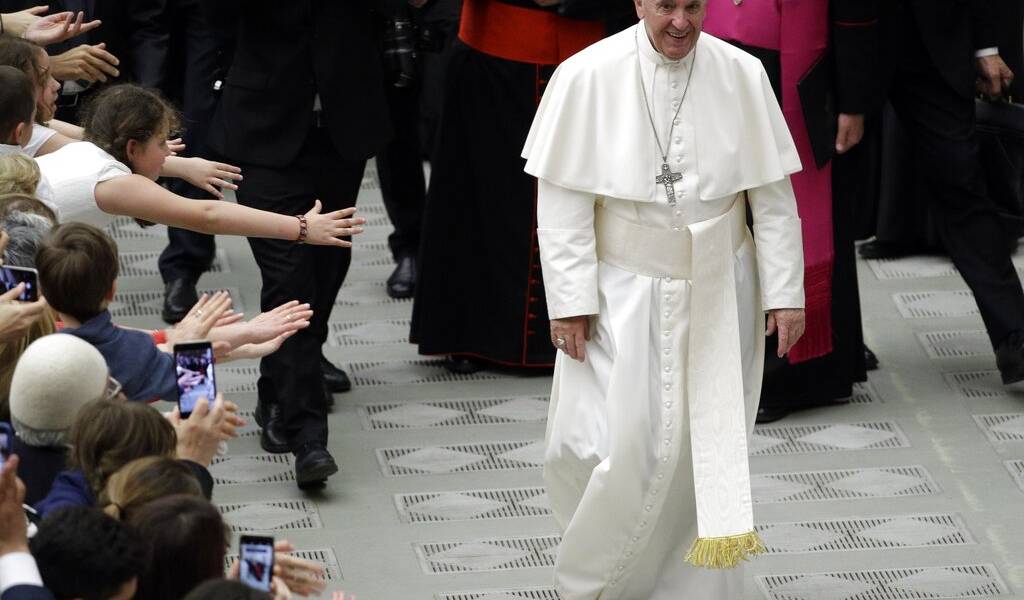 Papa Francisco dice que aborto equivale a “contratar a un sicario”