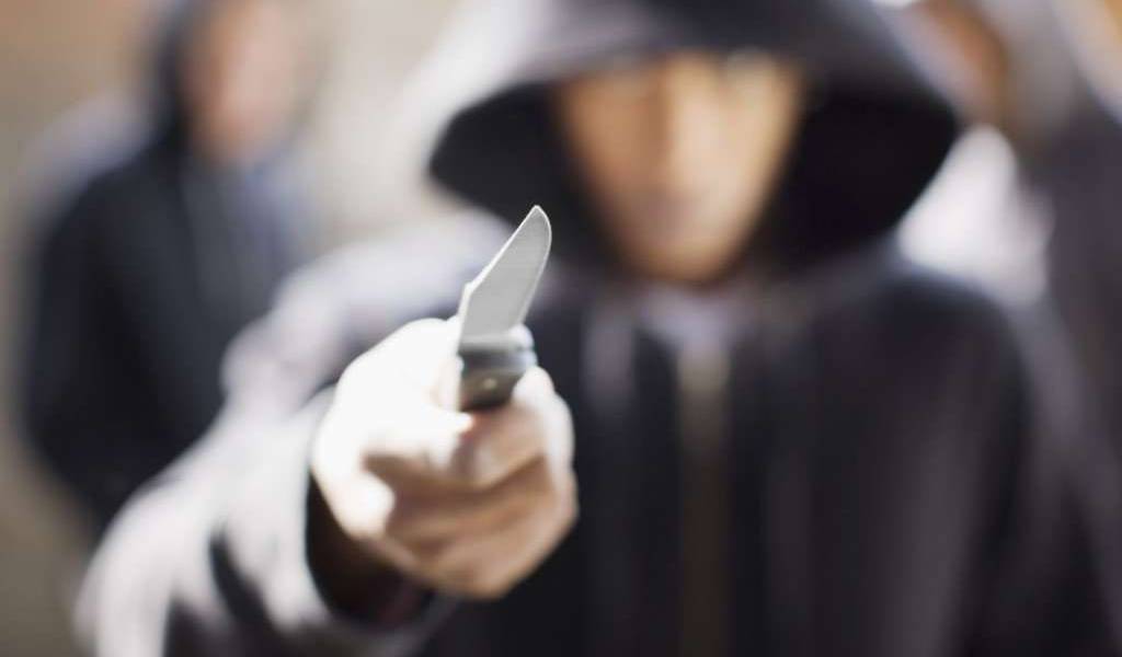 Arrestan a 2 niños por mortal apuñalamiento a madre