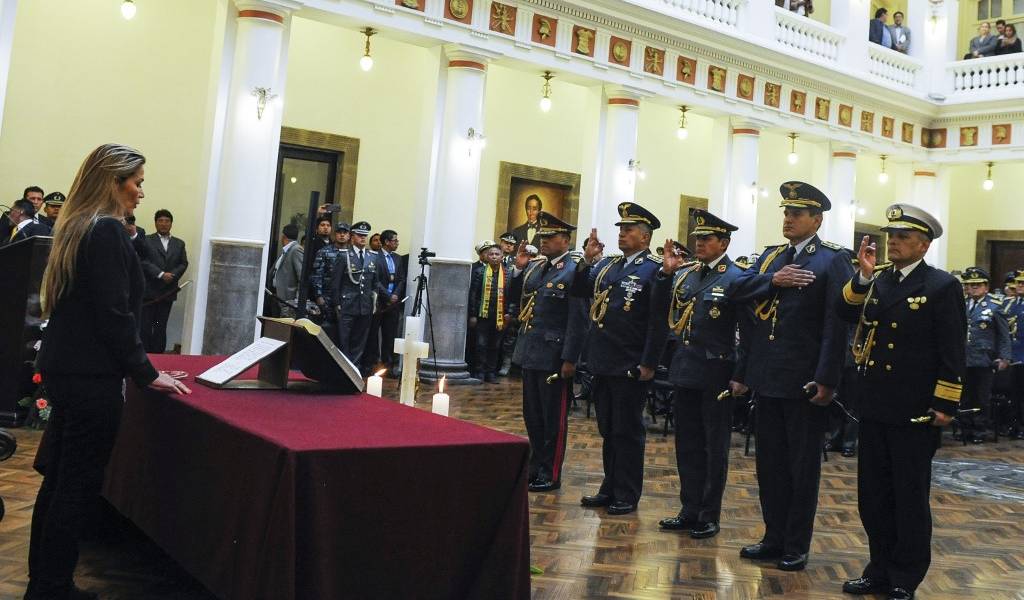 En medio de la violencia en Bolivia, Áñez forma su gobierno