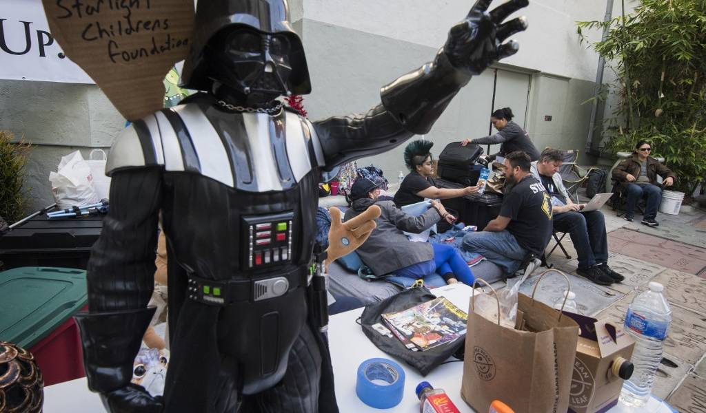 Fanáticos de Star Wars acampan fuera de cine a la espera de episodio IX