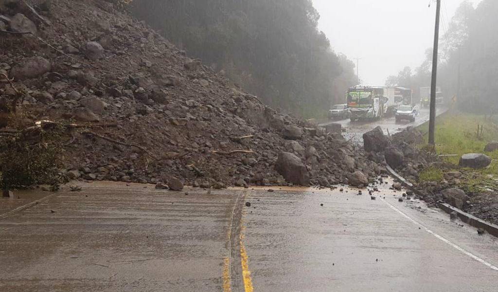 Fuerte lluvia en vía Cuenca-Girón-Pasaje provoca derrumbes y cortes de energía eléctrica