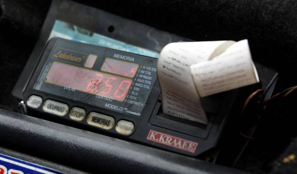 Taxistas deben registrarse en el SRI para emitir recibos de taxímetros