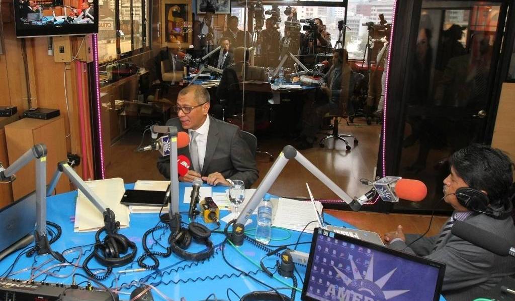 Glas confirmó que mantenía correos electrónicos con su tío, Ricardo Rivera