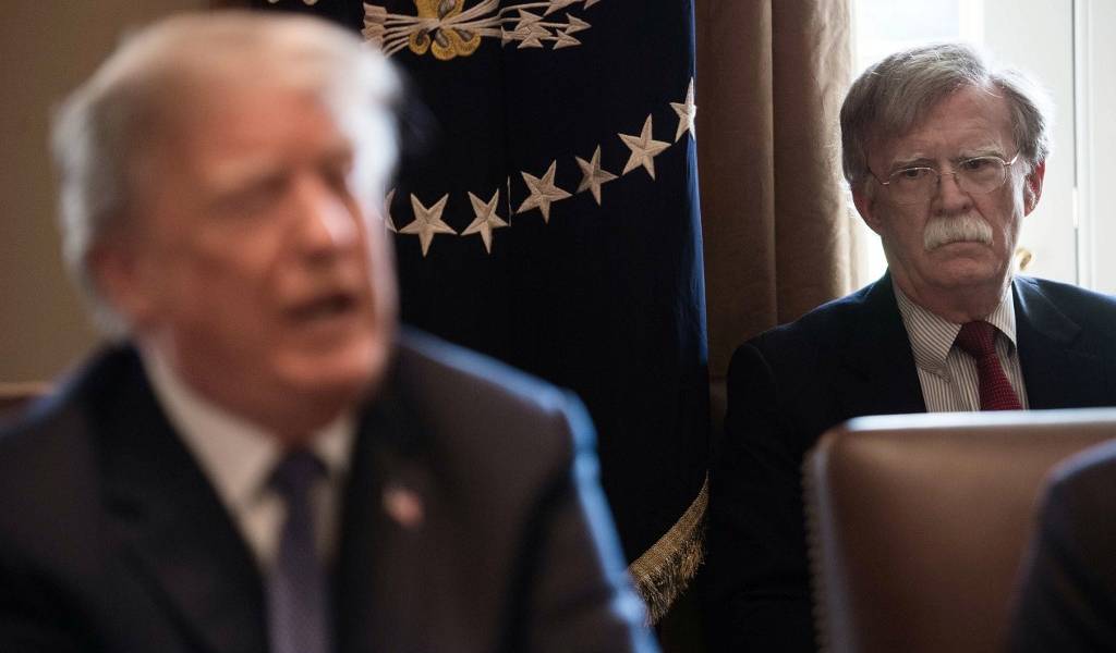 Trump ataca a su exasesor Bolton, quien podría perjudicarlo en el juicio político