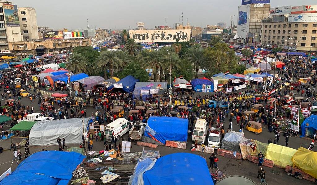 Multitud en Bagdad lincha a joven y lo cuelga de semáforo