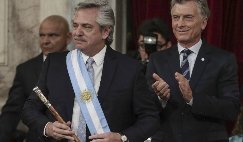 Fernández asume la Presidencia en una Argentina en crisis