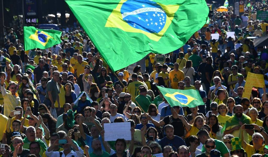 Miles de brasileños se manifiestan en apoyo a Bolsonaro