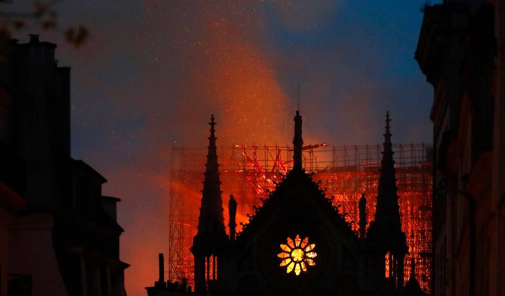 Controlan incendio en catedral de Notre Dame