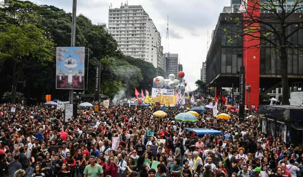 Masiva movilización universitaria contra Bolsonaro
