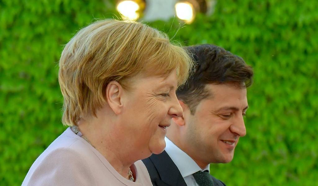 Merkel sufre temblores junto a presidente de Ucrania