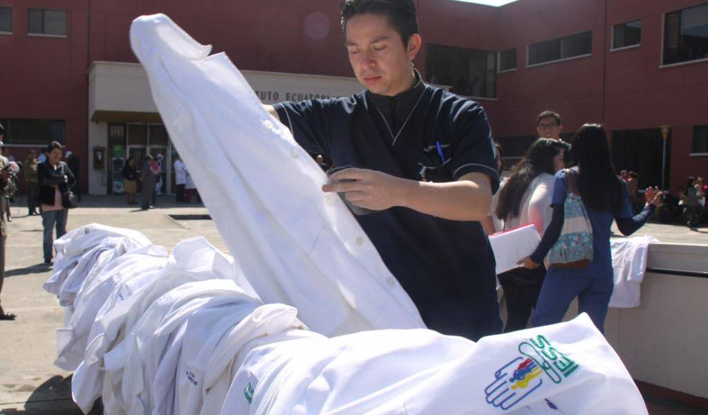 Protestas de médicos continúan en Quito y se extienden a otras provincias