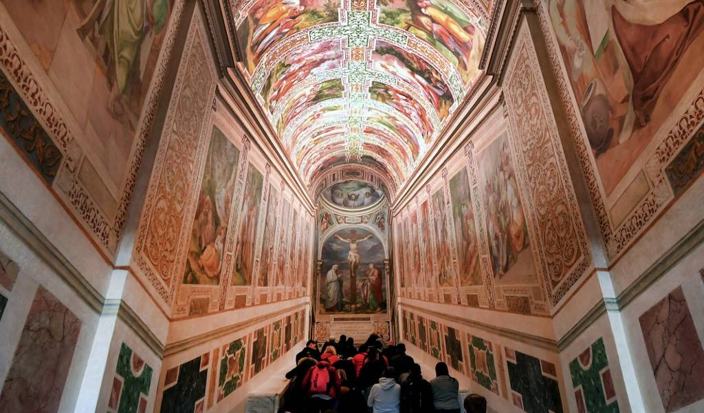 El Vaticano exhibe la escalera de mármol que subió Jesús