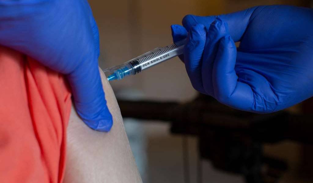 EE.UU. abre la vacunación contra el COVID-19 a todos los mayores