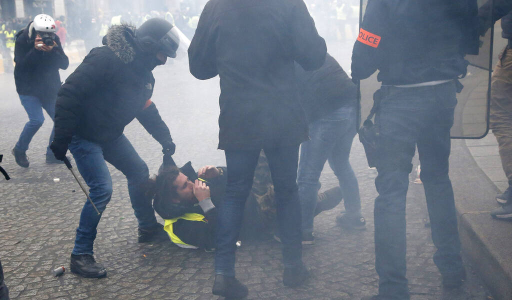 Chalecos amarillos siguen presionando a Macron con protestas