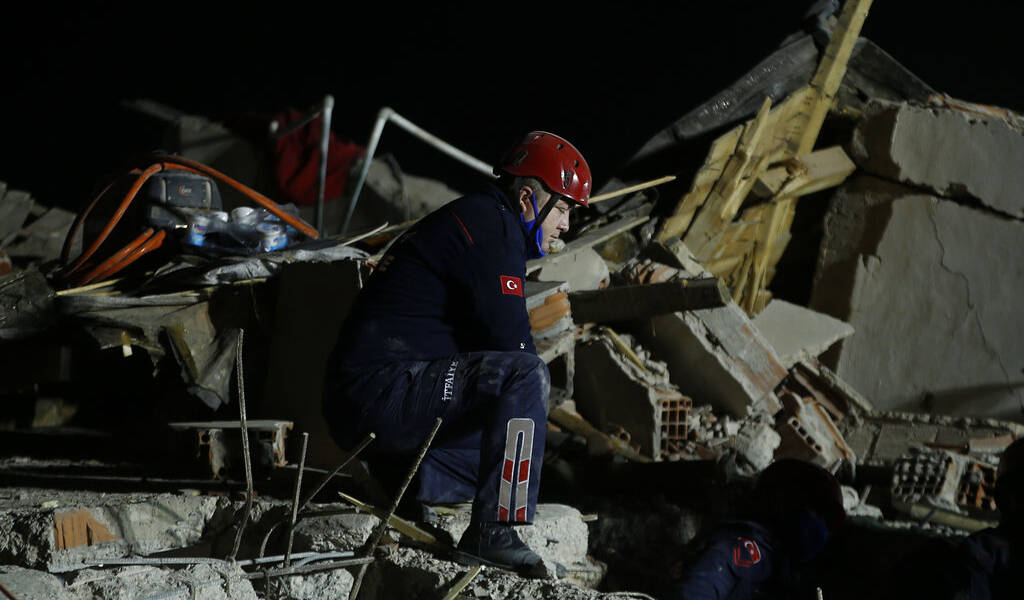 Rescatan a hombre de 70 años tras el sismo en Turquía