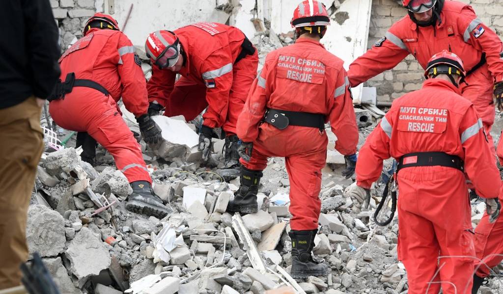 Número de muertos sube en Albania mientras buscan más sobrevivientes