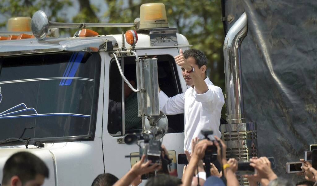 Guaidó anuncia que &quot;entró&quot; a Venezuela ayuda humanitaria por frontera con Brasil