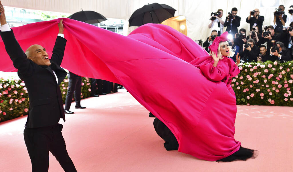 Lady Gaga hace show en la gala del Met