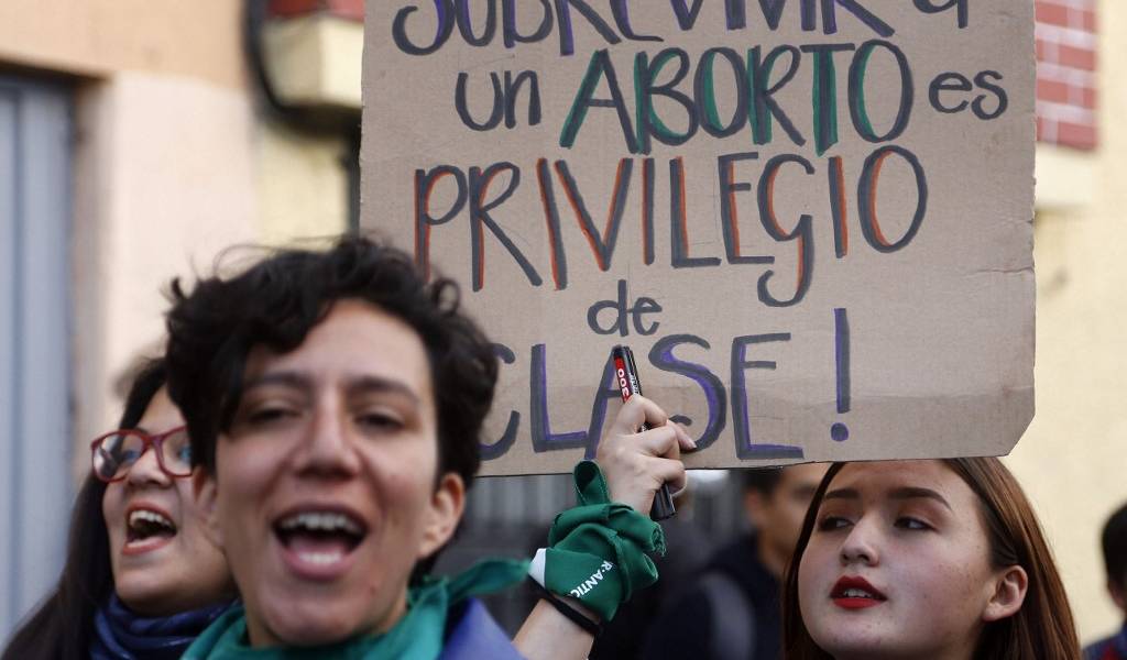 Despenalizar aborto por violación se exigió en exteriores de la Asamblea