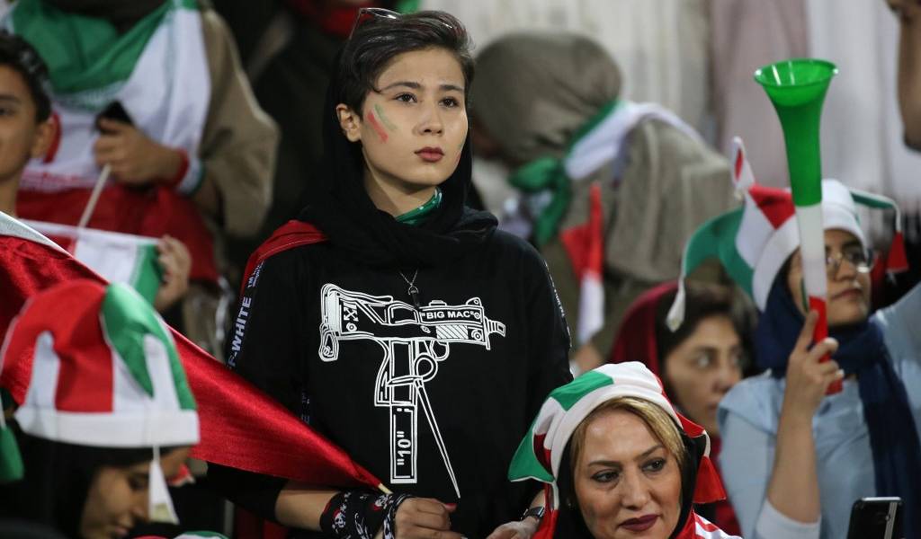 Mujeres iraníes entran a un estadio tras casi 40 años